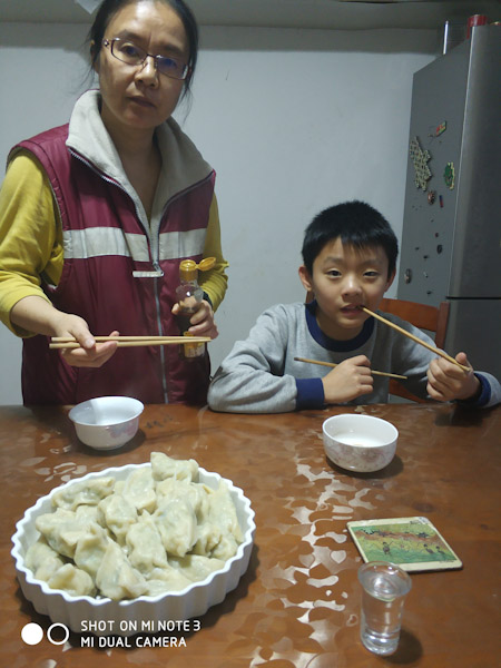 冬至
吃饺子，白菜韭菜猪肉馅的。语馨在学校也包饺子了。
