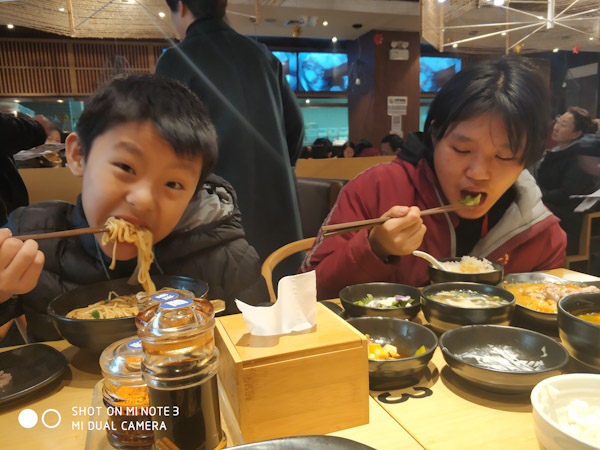 西安的午饭
中午想在咪咪川菜点几个菜给语馨改善伙食，不巧有婚宴。语馨建议在隔壁咪咪小面吃套餐。
