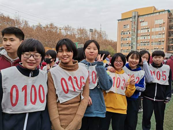 运动员
学校组织迎新年越野赛，语馨是运动员之一，并得了铜牌。
