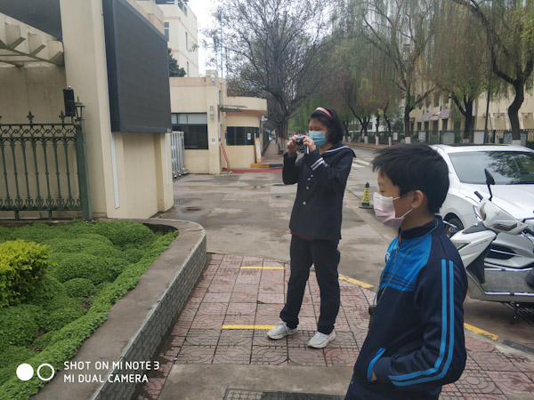 高新小学
语馨想看看母校高新小学。学校静悄悄的，门口画了很多横杠，估计是为了开学学生排队做准备的。
