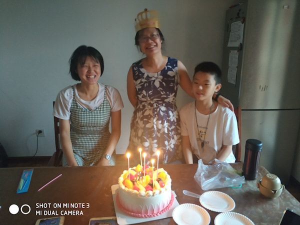 妈妈生日
语馨端午节只放假一天，所以妈妈生日提前了。
