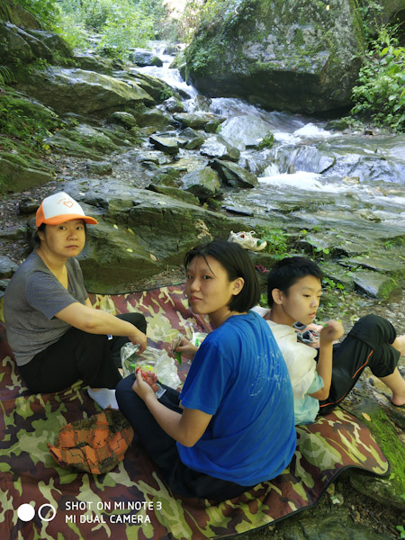 水太凉了
来爬翠峰山的栈道，不料栈道没多长，很快就爬完了，映辰建议到上次玩水的地方玩。不知道什么原因，水温比上次来的时候低很多，大家只能在岸边歇着。
