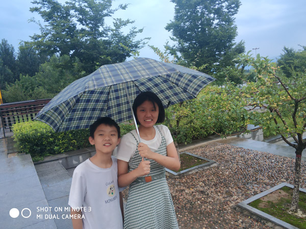 雨天逛渭河
这些天一直下雨，想看看渭河是不是涨水了。吃完晚饭雨还没停，以为渭河边没人，没想到大家想到一块儿去了。
