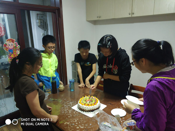 生日
国庆节放假，小姨全家带着黄子鹤来访，晚上给语馨过生日。
