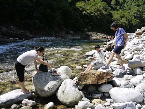 黑河森林公园之神龟浴溪
这里有下到河边的路，在河里泡了一会脚，然后继续上路。
