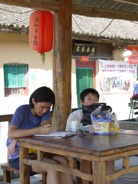 老县城中的农家乐
把车开到农家乐，语馨开始写作业，房主和过路的游客无不称赞。事实上语馨假期的作业比上课时还多，老师每天在QQ上催着交作业。
