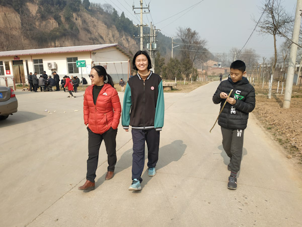 茂陵村
从塬上下到茂陵村，广场上的村民有打扑克的，有聊天的。
