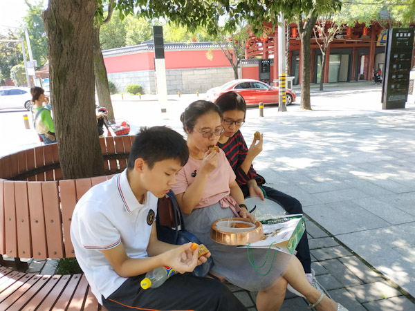 街边吃月饼
等到12点，大唐芙蓉园的门票瞬间就被约光了，没办法只好在街边吃中秋的月饼。
