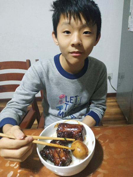 大米干饭把子肉
好长时间就想试试济南名吃把子肉了，试了一下果然解馋，两块肉映辰吃了一块半。
