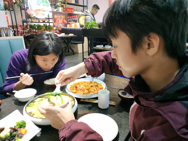 午饭
从兴庆宫出来，在停车的地方找了个饭馆吃饭。语馨点了几个大家都满意的菜。
