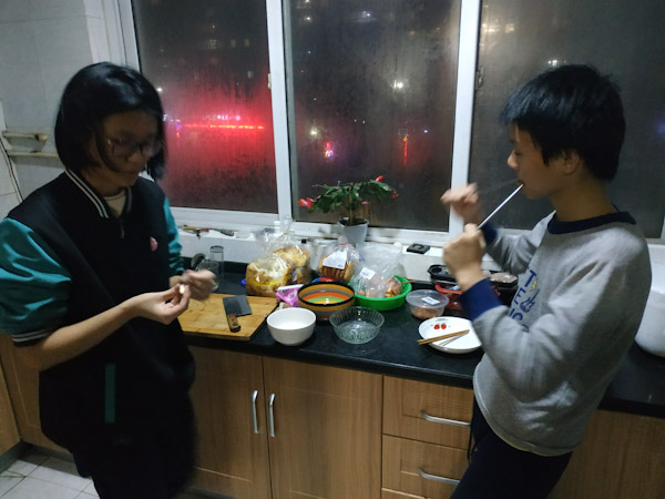 酸汤饺子
年夜饺子煮好了，语馨和映辰想做成酸汤饺子。
