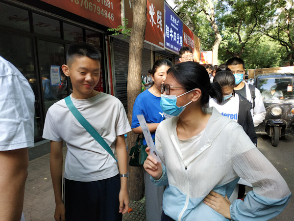 排队进考场
吃过早饭出来，高考考场前面已经排起长队。语馨去取准考证时，映辰帮忙排队。
