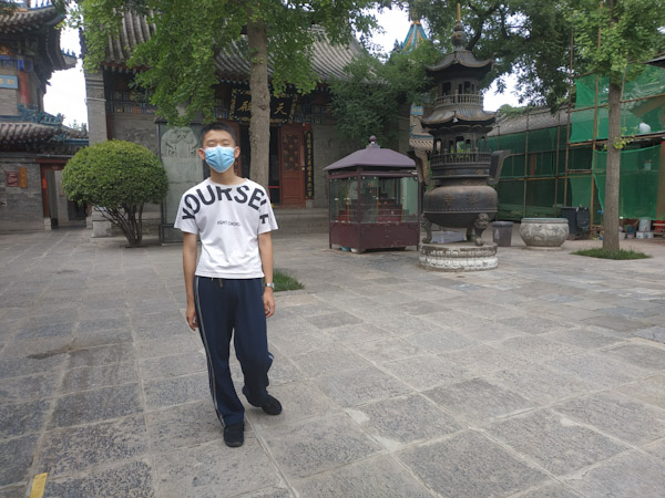 西安卧龙寺
下午把语馨送进考场，然后步行去卧龙寺游览。这个庙是真的，不要门票，里面还有和尚做法事。
