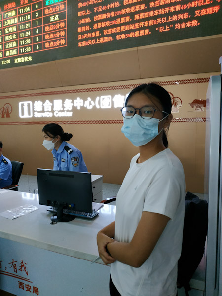 核验车票
今天是语馨入学的日子，提前到高铁站核验学生票。
