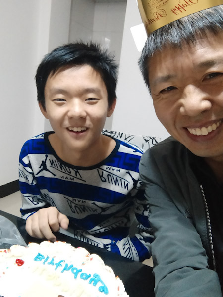 生日蛋糕
爸爸过生日，映辰想吃蛋糕，结果给腻住了。
