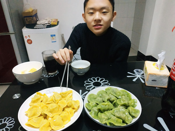 除夕的饺子
因为没有煮冻饺子的经验，化冻的鲅鱼和墨鱼饺子没法煮，只能换成还冻着的黄花鱼和虾肉馅饺子。
