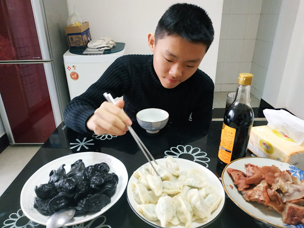 鲅鱼饺子
除夕吃鲅鱼和墨鱼饺子失败了，初一把重新冷冻的饺子煮了。这两种饺子的味道都很好。
