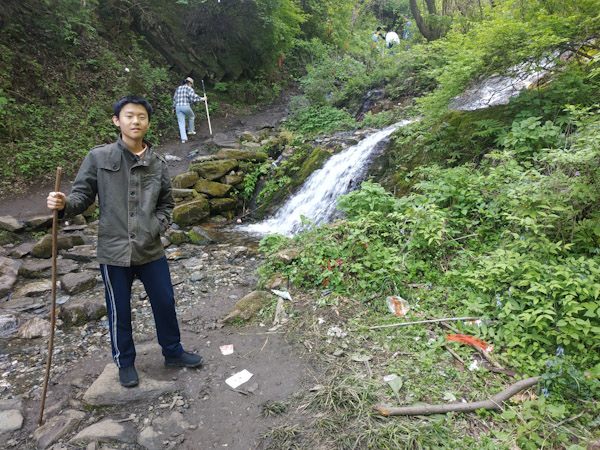 去往翠峰山
以前爬山，总是转向左边的王婆寺。这次一直往前，去往翠峰山。这条路大部分都是伴河而行，景色很好。
