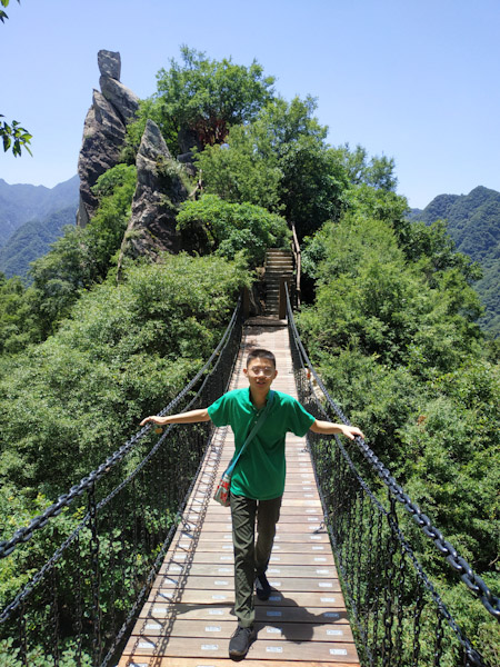 翠华山之爬山
沿着风洞和冰洞走了一个小圈，出来后开始爬山。这里的山非常陡，台阶都是连续的，很累。这是快冲顶时往回看“太乙观星”
