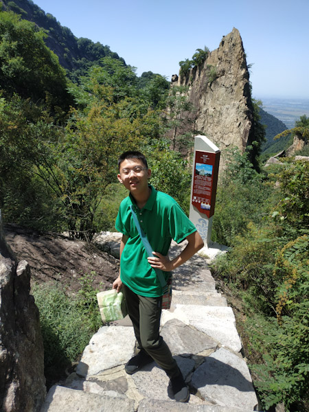 翠华山之剑石
从翠华山顶峰下来，计划了一个线路，想把山下的景点都看一遍。这是岔道上的第一个景点剑石。
