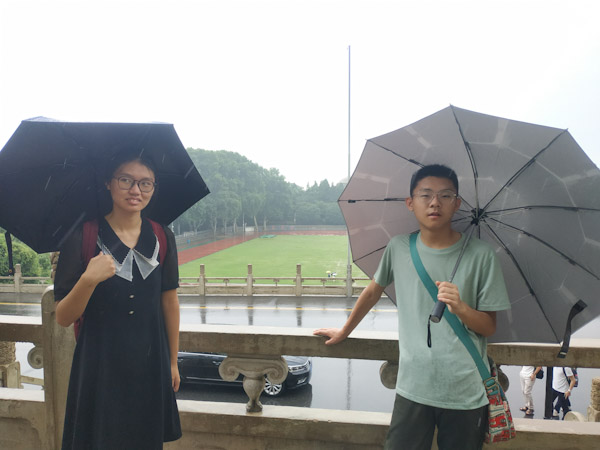 武汉大学912操场
雨中游览武汉大学校园。背景是912操场，毛主席曾经在这里会见武大师生。
