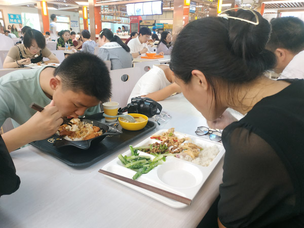 武汉大学餐厅
从凌波门回到校园，在就近一个食堂吃午饭。这里的伙食非常好。
