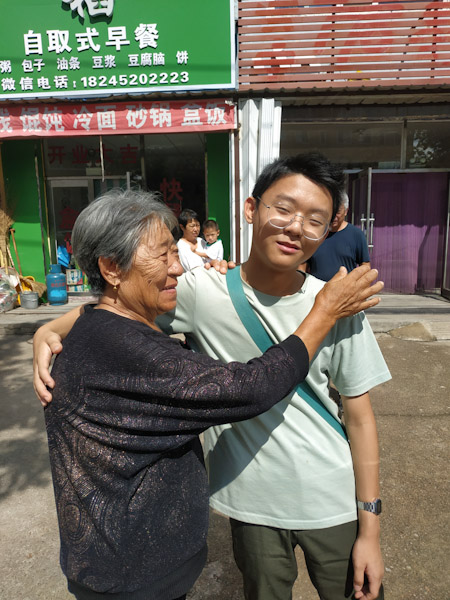 告别
一周的老家之旅结束了，和奶奶告别。
