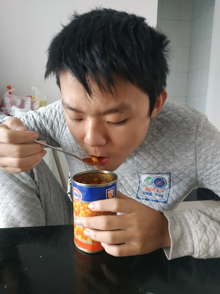 体验英国美食
茄汁黄豆，这玩意在英国很普遍。
