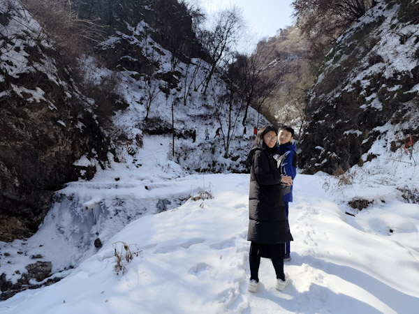 初一
大年初一去爬山，本来计划爬到王婆寺，路上映辰的鞋底太滑，走到半路就返程了。
