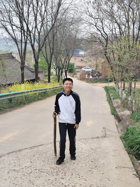 清明节假期
推测稍微有点名的景点都会人满为患，于是来到后河。把车停在凤凰岭公园，然后在乡村走一圈。这是从余家底去往罗家底。
