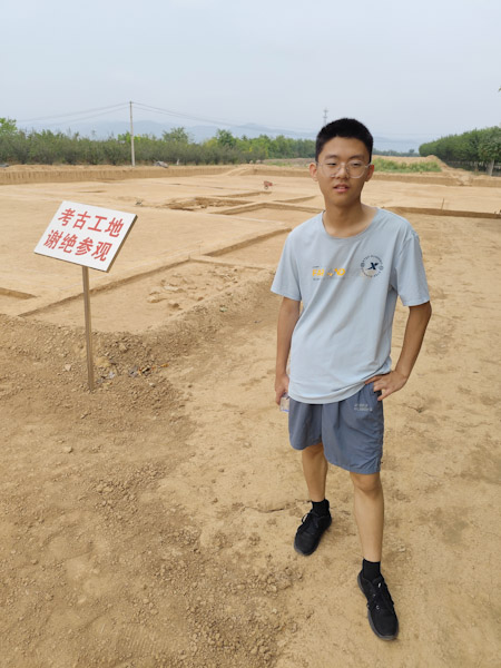 周原的意外之喜
周原博物院外面西侧有个小门，不知道通向哪里。穿过小门，走过一片田地，突然看到正在发掘的考古现场。
