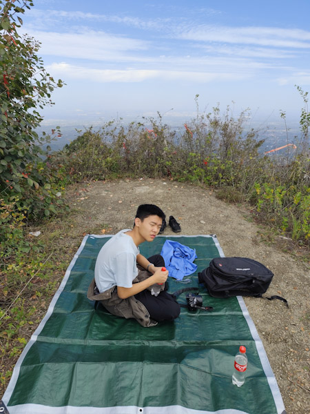 王婆山顶
空气通透性很好，能看见远处的杨凌。同行的西安登山客还要爬盖顶，就先走了。我们在这里逗了一阵子蚂蚁。
