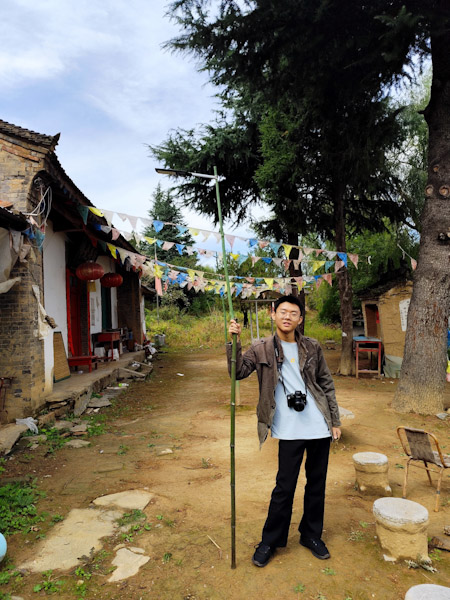 竹竿
兴佛寺锁着门。兴佛寺往东的山路一直没走过，过去一看有一片竹林。正好随身带着锯子，就有了两根非常好的竹竿。
