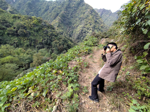 下山时的风景
从兴佛寺出来，开始下山。太阳是逆光，让大山很有层次。
