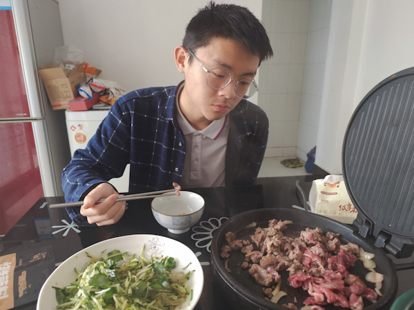 烤肉
年前在京东买了不少牛肉，一直没想好怎么吃。灵机一动，拌了烧烤料做成了烤肉。
