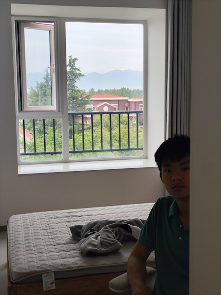 窗外的风景
早晨去附中感受高考的气氛，回来后准备写作业。刚下完雨，远处秦岭很漂亮。
