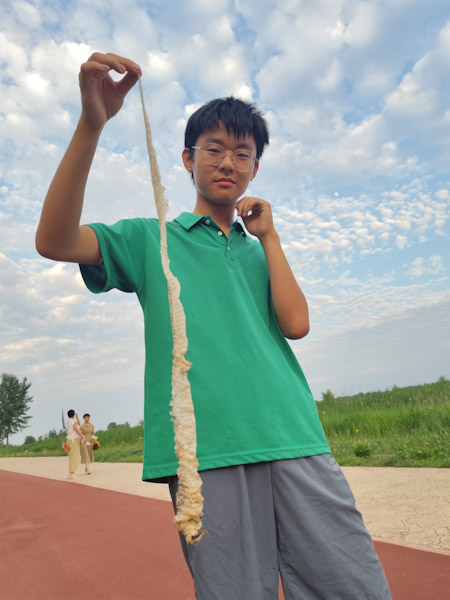 蛇蜕
晚饭后到渭河边散步，捡到一条蛇皮。看来今后要小心了。
