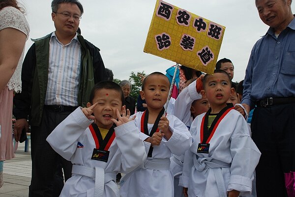 入场前
周五是庆祝儿童节表演，这是入场前。
