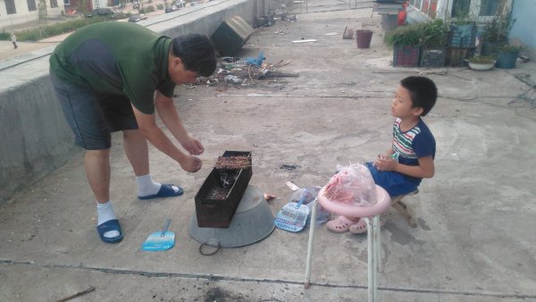 烤羊肉串
老叔一家从上海回来了，晚上吃烤肉和烤羊肉串。
