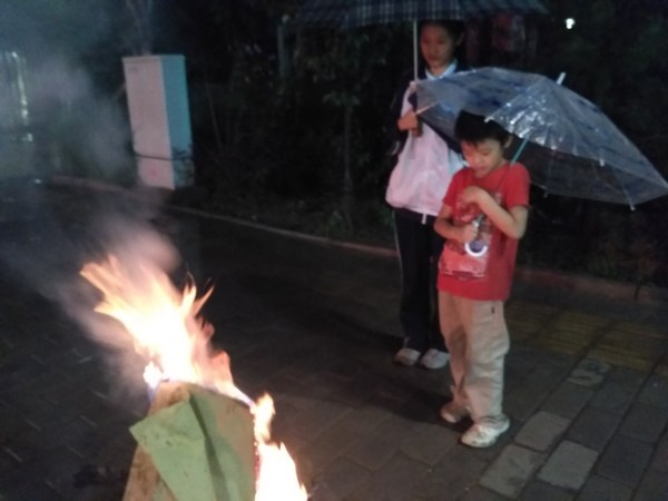 给爷爷送钱
冒雨在路口给爷爷烧三七。
