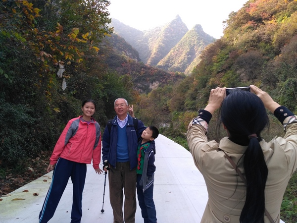 骆峪
从龙窝村回到骆峪的路上，由于通往骆峪深处的土路修成了水泥路，大家决定开车往里走，在韩家山岔路边停车后，往山里步行。转过一个小湾，远处红绿斑驳的山峰展线在眼前。
