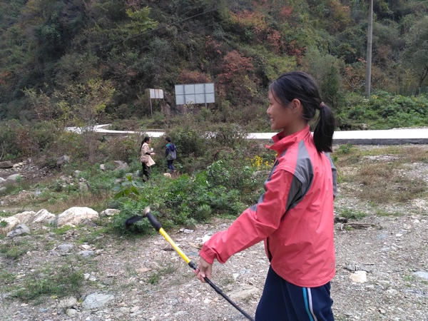 练习耍棍子
到了停车的地方，语馨开始学校耍棍子，因为速度快，笔直的登山杖已经出现了果冻效应——变得弯曲了。
