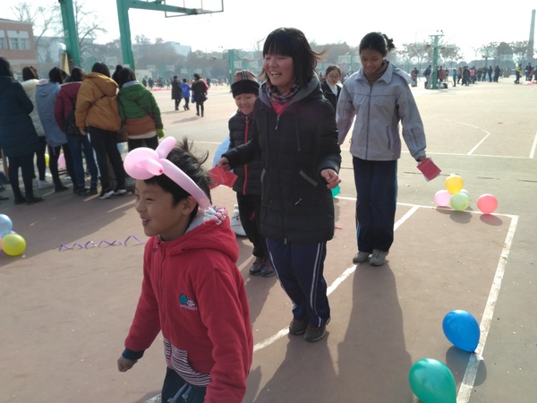 元旦游园会
语馨约了同学一起来玩，映辰也跟来了。今年奖品比较丰富，映辰得了一堆乱七八糟的小奖品。
