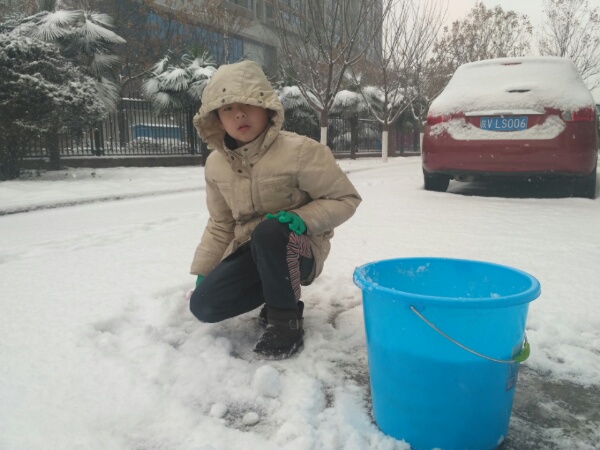 玩雪
雪慢慢悠悠下了一晚，路上又结冰了。语馨走路去了学校，映辰在楼门口堆雪人。
