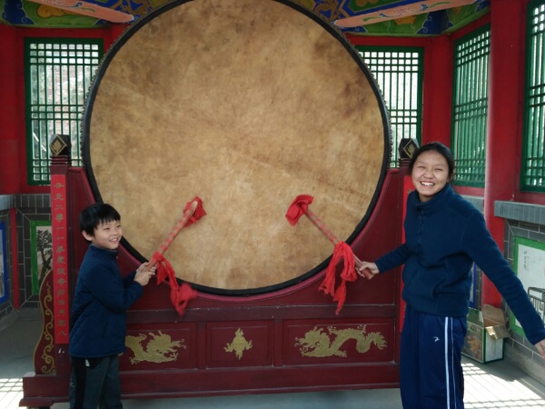 敲鼓
大年初一，本来以为到处都应该很清净，来到武功镇时，竟然所有进镇的路都堵死了，只好步行往镇里走。路过关帝庙，顺便进去看看。
