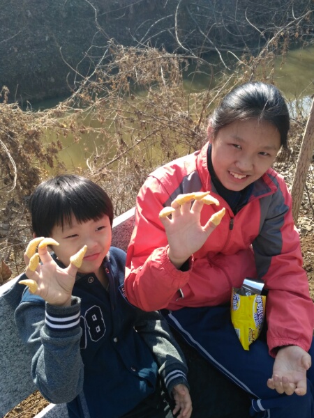 妙脆角
步道上静悄悄的，我们的到来惊起不少野鸡和野鸭。语馨和映辰救助很多被困在排水沟中的蚯蚓，然后吃零食小憩。
