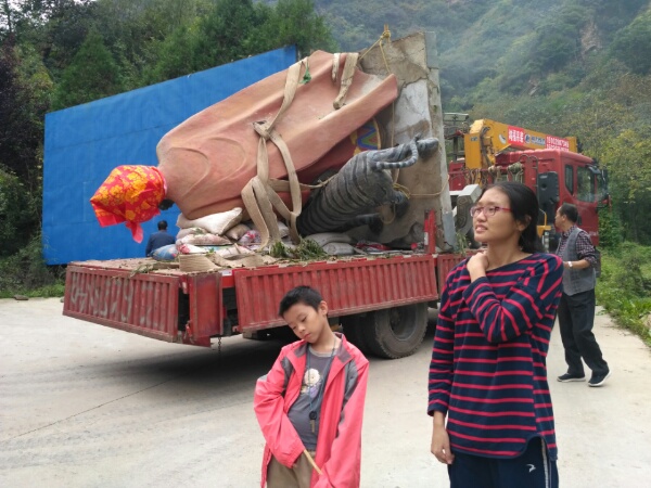 运神像的车
下山路过三宵洞，一辆车里拉着一尊神像。不知道是运进来还是运出去。
