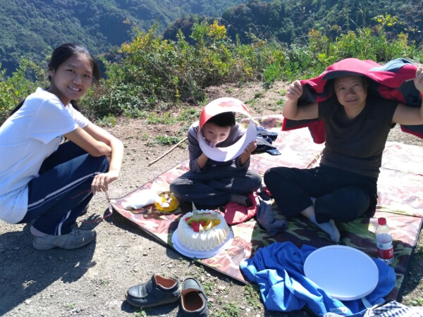 舔奶油
今年过生日选择在了车峪的山顶上。打开蛋糕盒子时，映辰开始舔粘在盒子上的奶油。
