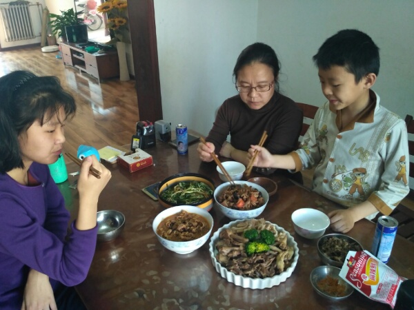 团圆饭
大家饭量小，不敢多做。四个菜，炖冬笋，水煮肉片，卤肉拼盘，凉拌菜。
