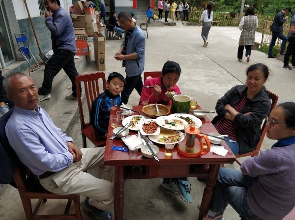 佛坪农家乐
起早从杨凌出发，赶上早晨108放行。原计划在熊猫谷看金丝猴，不巧金丝猴产仔。没在熊猫谷停留，中午到了佛坪，直接去农家乐吃午饭。
